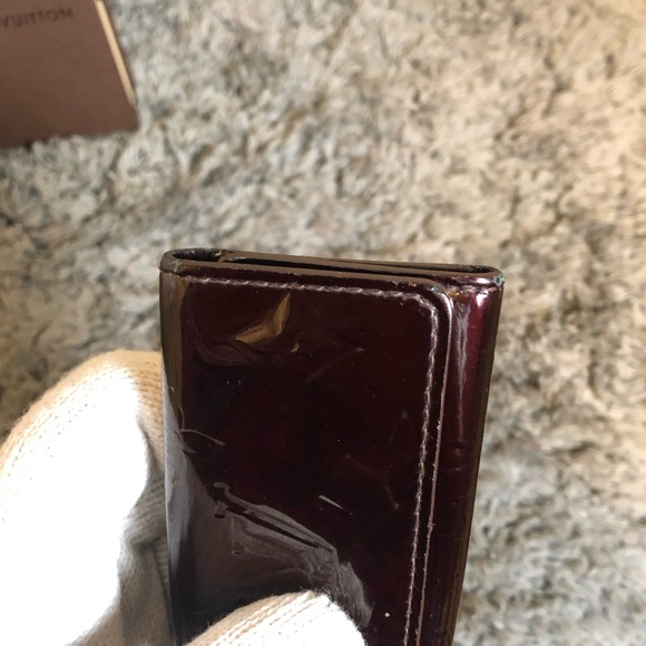 Louis Vuitton Vernis Monogram 4 Key Holder Burgundy, like new. - Picture 5 of 12
